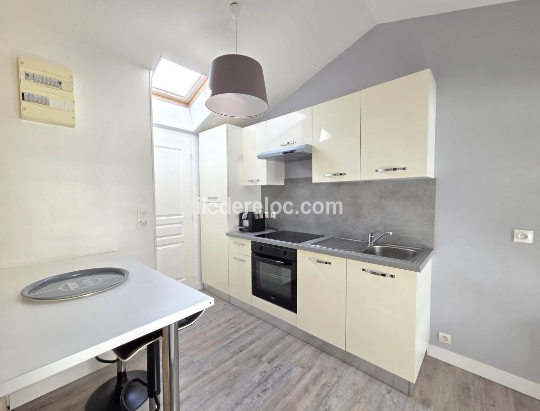 Photo 18 : CUISINE d'une maison situ&eacute;e &agrave; Sainte-Marie-de-R&eacute;, &icirc;le de R&eacute;.