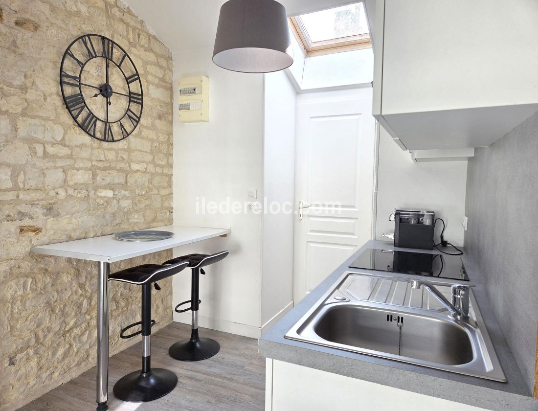 Photo 17 : CUISINE d'une maison situ&eacute;e &agrave; Sainte-Marie-de-R&eacute;, &icirc;le de R&eacute;.