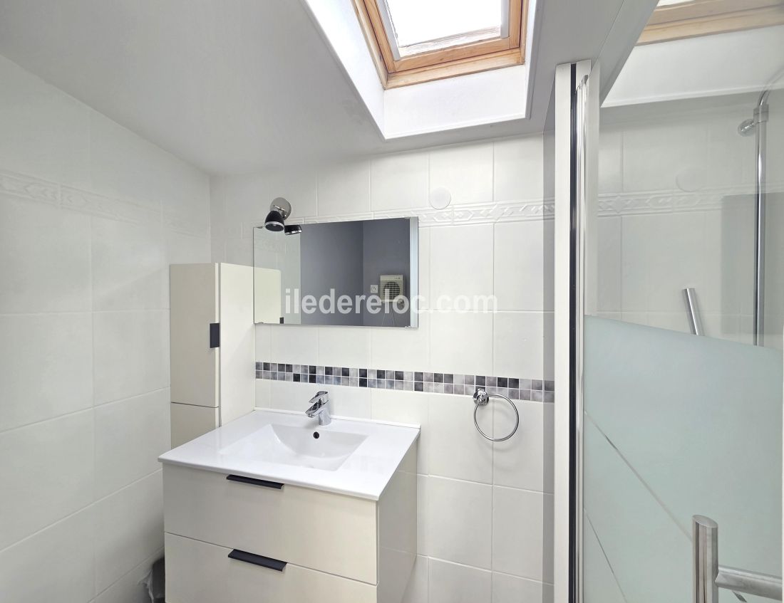 Photo 23 : SALLEDEBAIN d'une maison situ&eacute;e &agrave; Sainte-Marie-de-R&eacute;, &icirc;le de R&eacute;.