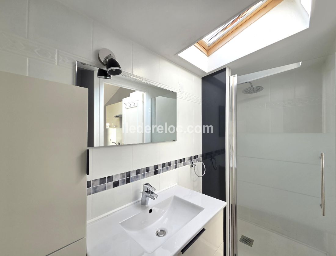 Photo 24 : SALLEDEBAIN d'une maison situ&eacute;e &agrave; Sainte-Marie-de-R&eacute;, &icirc;le de R&eacute;.