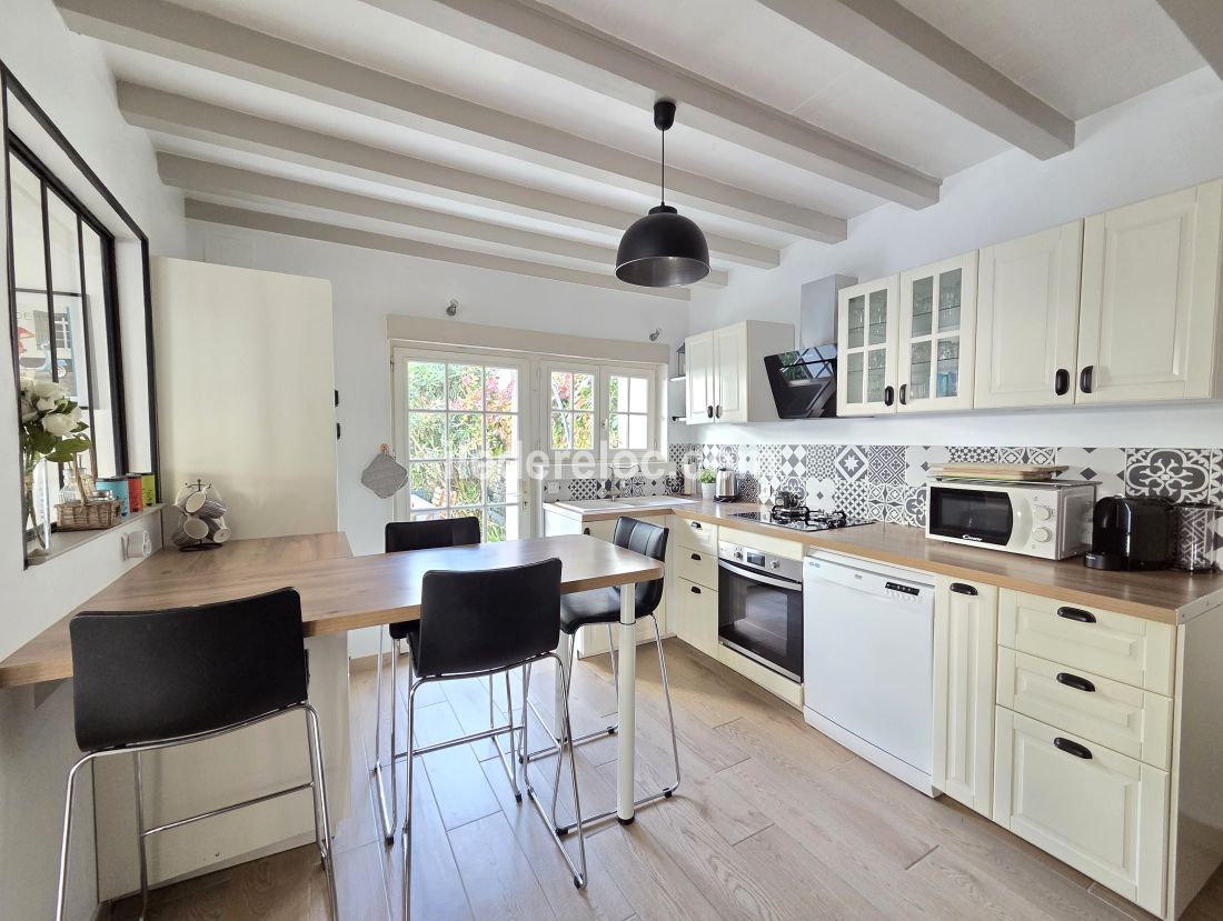 Photo 5 : CUISINE d'une maison situ&eacute;e &agrave; Sainte-Marie-de-R&eacute;, &icirc;le de R&eacute;.