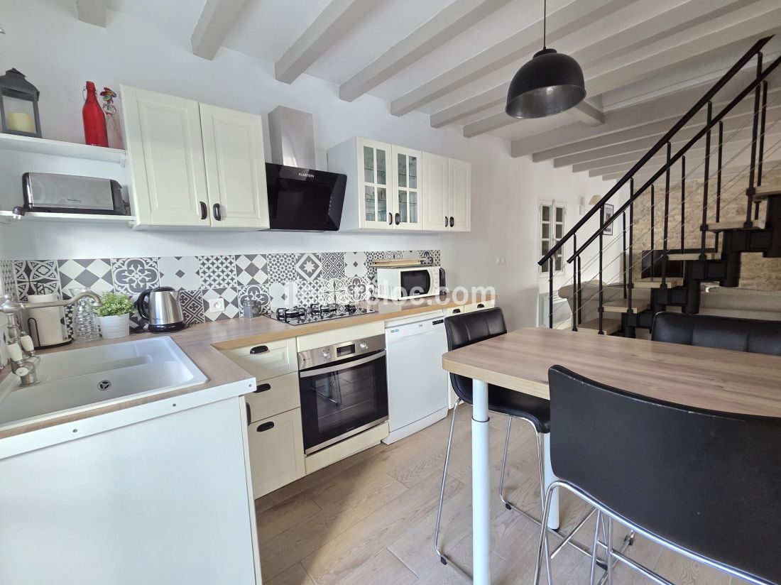 Photo 6 : CUISINE d'une maison situ&eacute;e &agrave; Sainte-Marie-de-R&eacute;, &icirc;le de R&eacute;.