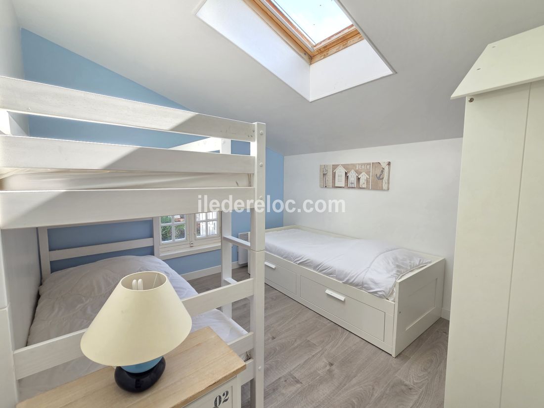 Photo 13 : CHAMBRE d'une maison situ&eacute;e &agrave; Sainte-Marie-de-R&eacute;, &icirc;le de R&eacute;.