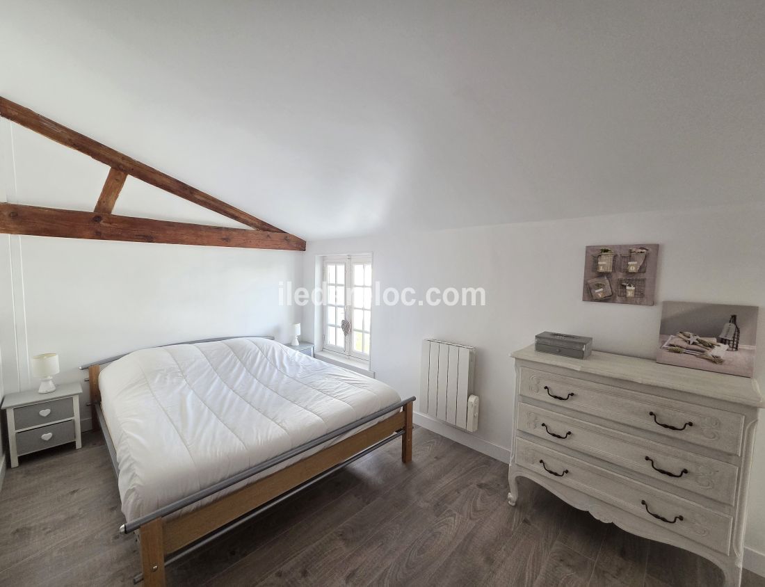 Photo 15 : CHAMBRE d'une maison situ&eacute;e &agrave; Sainte-Marie-de-R&eacute;, &icirc;le de R&eacute;.