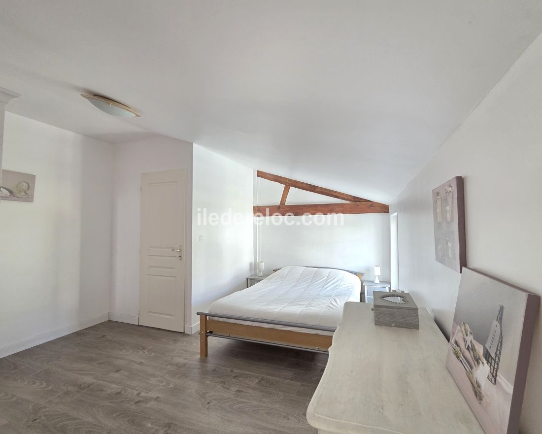 Photo 16 : CHAMBRE d'une maison situ&eacute;e &agrave; Sainte-Marie-de-R&eacute;, &icirc;le de R&eacute;.