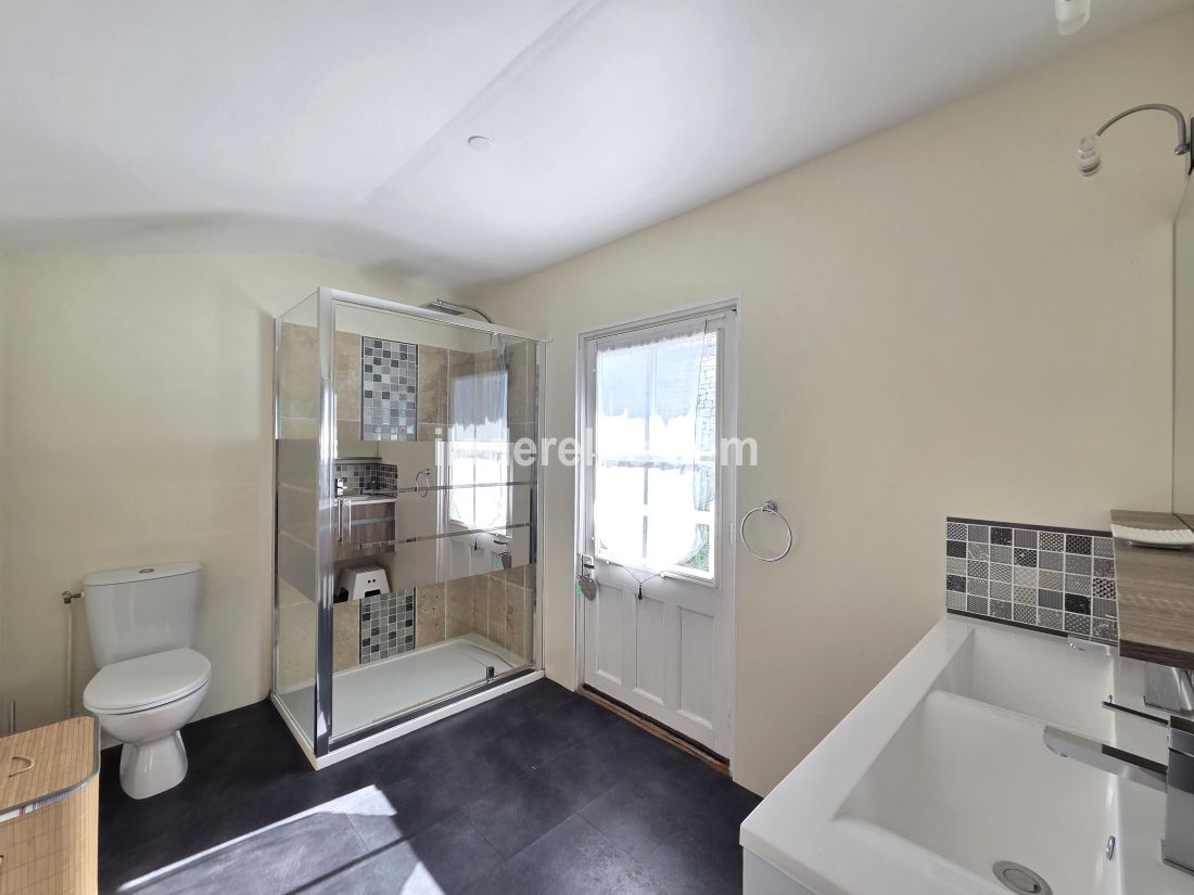 Photo 14 : SALLEDEBAIN d'une maison situ&eacute;e &agrave; Sainte-Marie-de-R&eacute;, &icirc;le de R&eacute;.