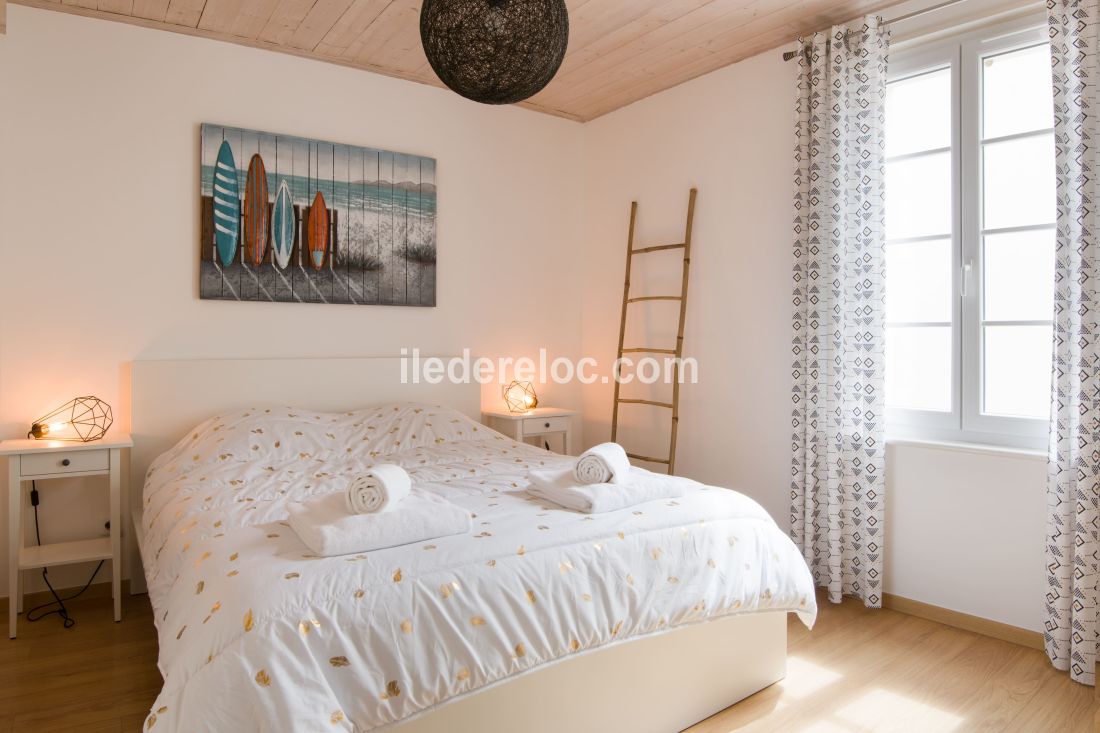 Photo 13 : CHAMBRE d'une maison situ&eacute;e &agrave; Sainte-Marie-de-R&eacute;, &icirc;le de R&eacute;.