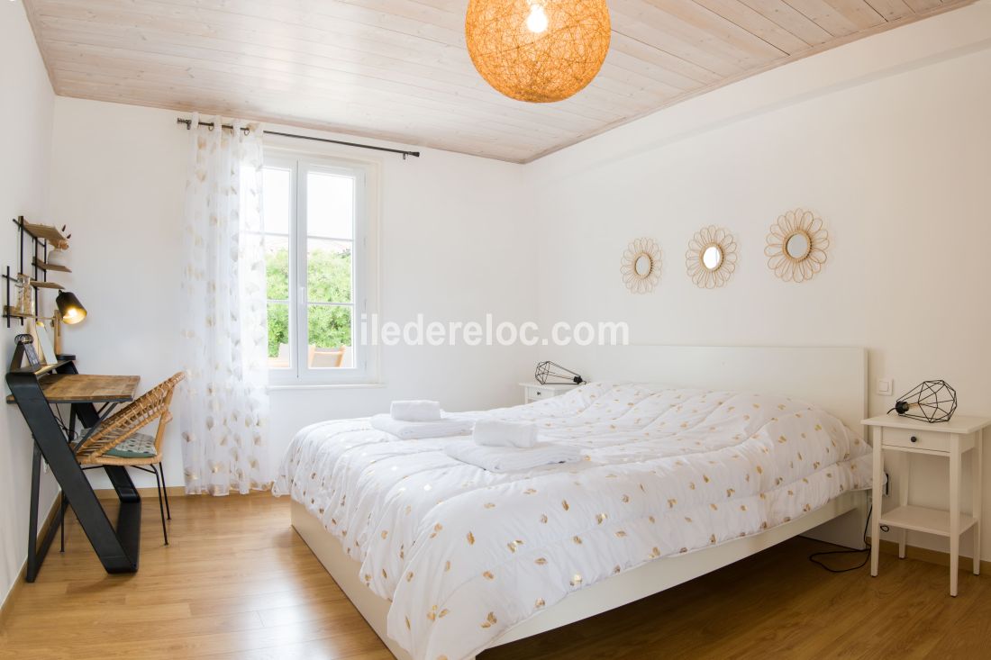 Photo 15 : CHAMBRE d'une maison situ&eacute;e &agrave; Sainte-Marie-de-R&eacute;, &icirc;le de R&eacute;.