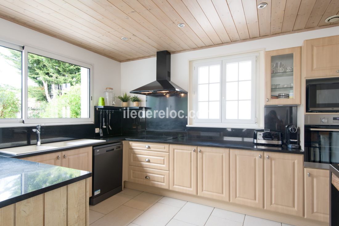 Photo 10 : CUISINE d'une maison situ&eacute;e &agrave; Sainte-Marie-de-R&eacute;, &icirc;le de R&eacute;.