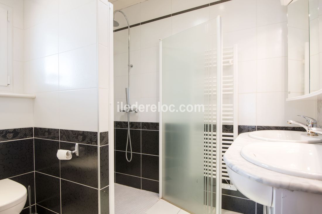Photo 16 : SALLEDEBAIN d'une maison situ&eacute;e &agrave; Sainte-Marie-de-R&eacute;, &icirc;le de R&eacute;.