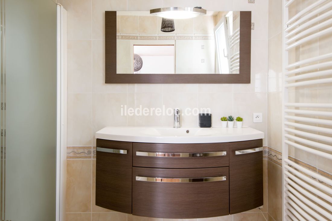 Photo 14 : SALLEDEBAIN d'une maison situ&eacute;e &agrave; Sainte-Marie-de-R&eacute;, &icirc;le de R&eacute;.