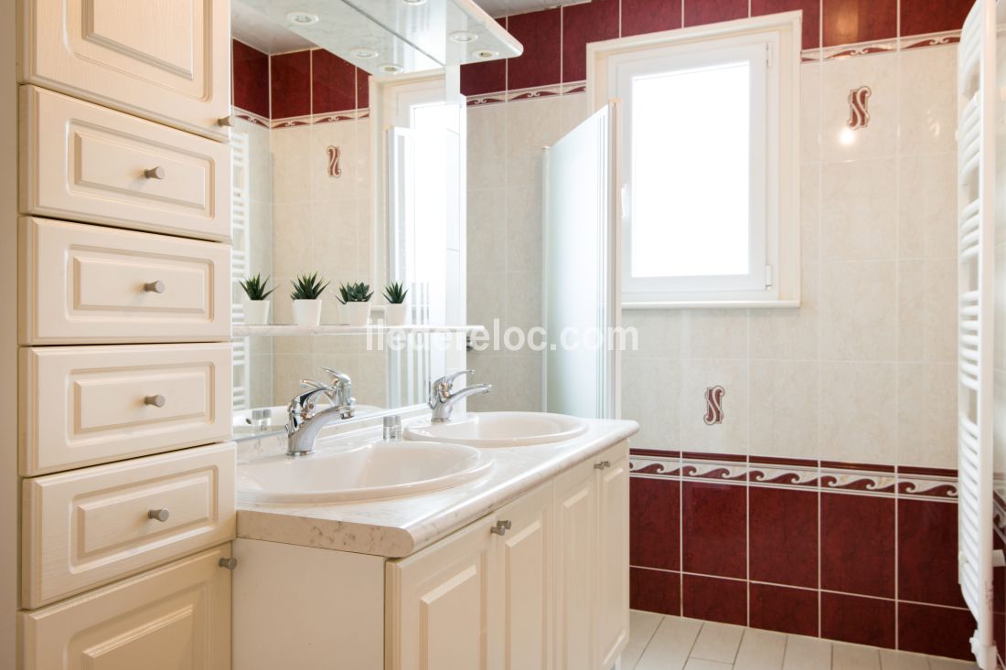 Photo 12 : SALLEDEBAIN d'une maison situ&eacute;e &agrave; Sainte-Marie-de-R&eacute;, &icirc;le de R&eacute;.