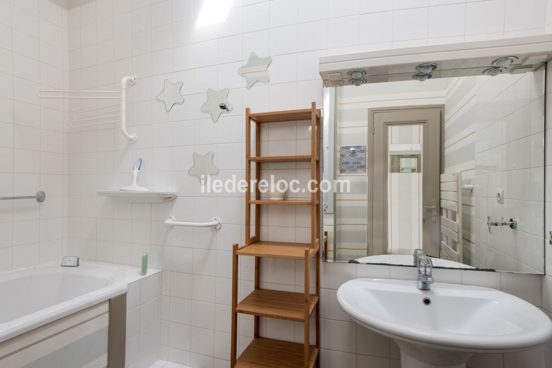 Photo 6 : SALLEDEBAIN d'une maison situ&eacute;e &agrave; Saint-Martin-de-R&eacute;, &icirc;le de R&eacute;.