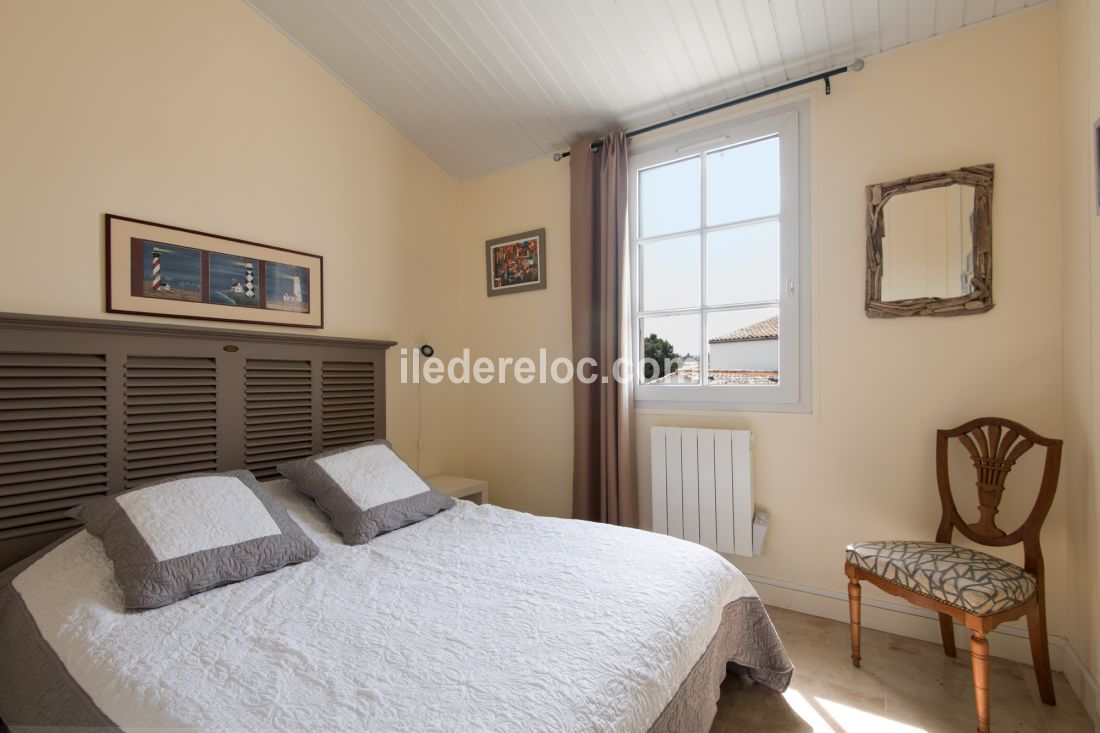 Photo 5 : CHAMBRE d'une maison situ&eacute;e &agrave; Saint-Martin-de-R&eacute;, &icirc;le de R&eacute;.