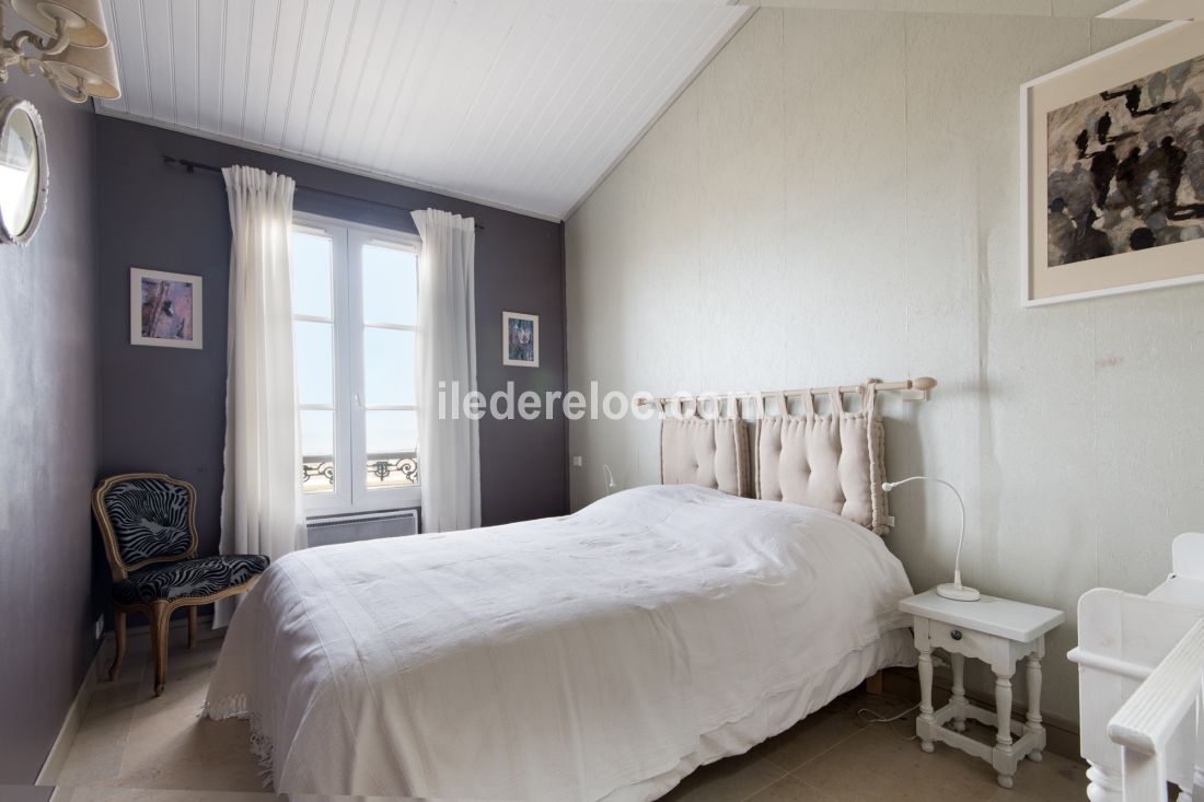 Photo 7 : CHAMBRE d'une maison situ&eacute;e &agrave; Saint-Martin-de-R&eacute;, &icirc;le de R&eacute;.