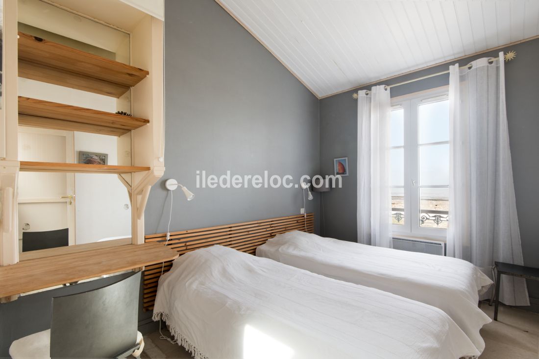 Photo 8 : CHAMBRE d'une maison situ&eacute;e &agrave; Saint-Martin-de-R&eacute;, &icirc;le de R&eacute;.