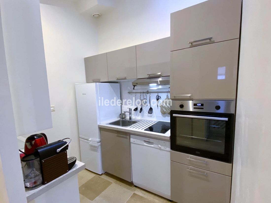 Photo 4 : CUISINE d'une maison situ&eacute;e &agrave; Saint-Martin-de-R&eacute;, &icirc;le de R&eacute;.