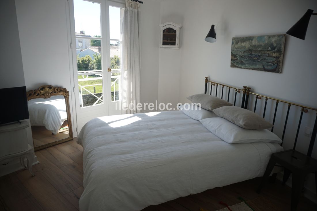 Photo 14 : CHAMBRE d'une maison situ&eacute;e &agrave; Les Portes-en-R&eacute;, &icirc;le de R&eacute;.