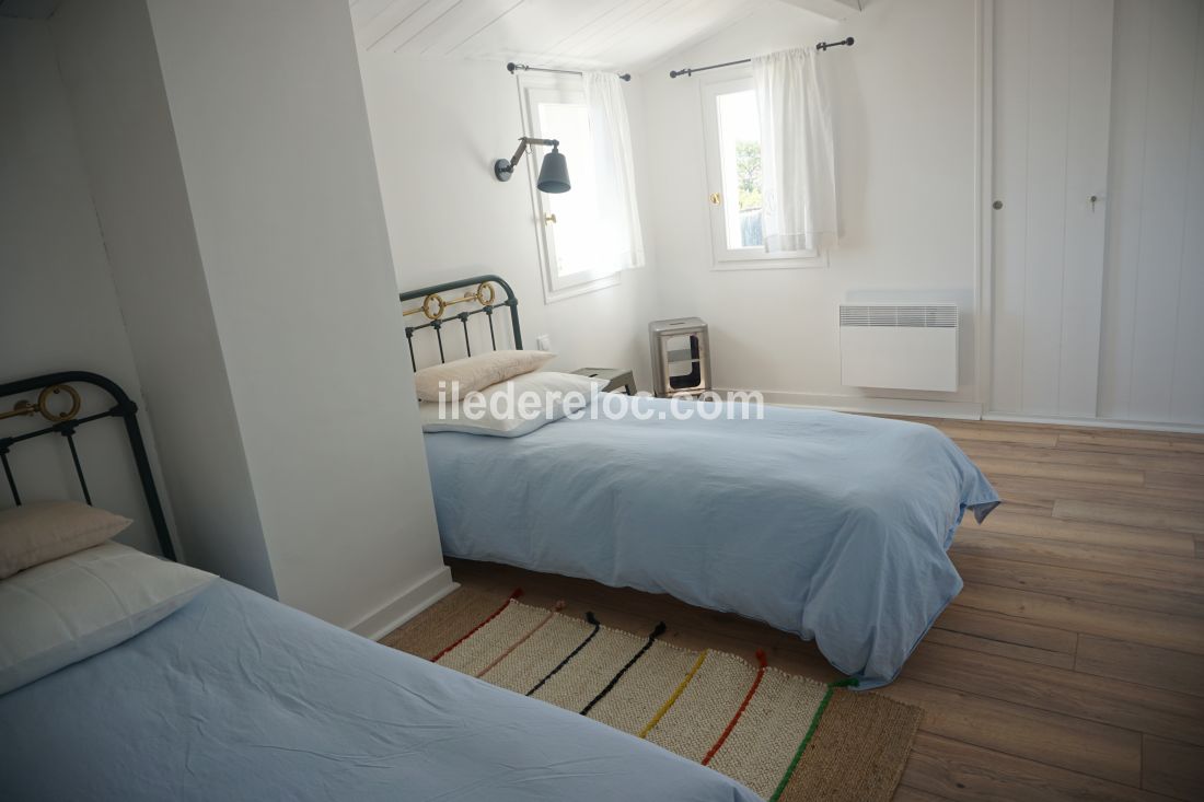 Photo 13 : CHAMBRE d'une maison situ&eacute;e &agrave; Les Portes-en-R&eacute;, &icirc;le de R&eacute;.