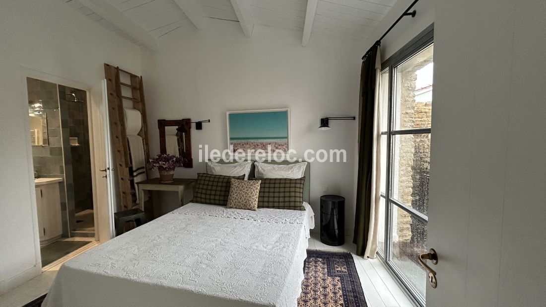 Photo 10 : CHAMBRE d'une maison situ&eacute;e &agrave; Les Portes-en-R&eacute;, &icirc;le de R&eacute;.