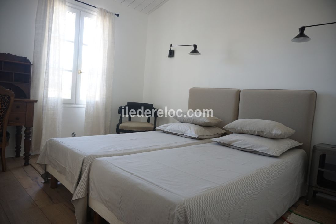 Photo 11 : CHAMBRE d'une maison situ&eacute;e &agrave; Les Portes-en-R&eacute;, &icirc;le de R&eacute;.