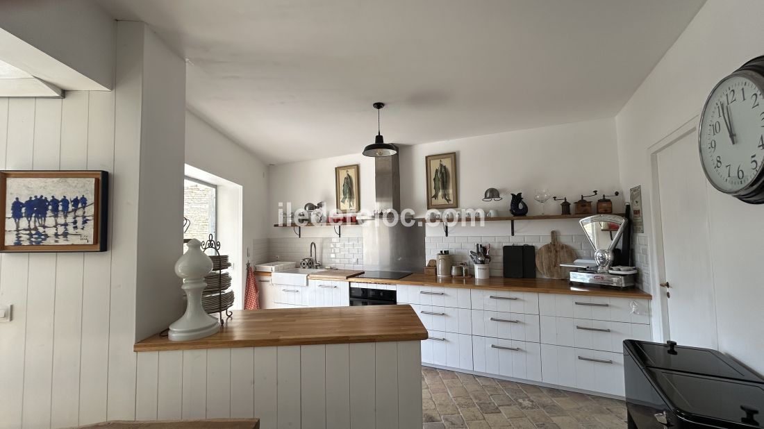 Photo 9 : CUISINE d'une maison situ&eacute;e &agrave; Les Portes-en-R&eacute;, &icirc;le de R&eacute;.