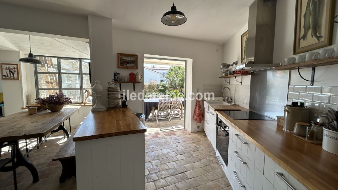 Photo 5 : CUISINE d'une maison situ&eacute;e &agrave; Les Portes-en-R&eacute;, &icirc;le de R&eacute;.