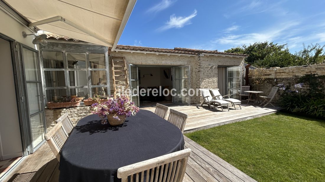 Photo 6 : EXTERIEUR d'une maison situ&eacute;e &agrave; Les Portes-en-R&eacute;, &icirc;le de R&eacute;.