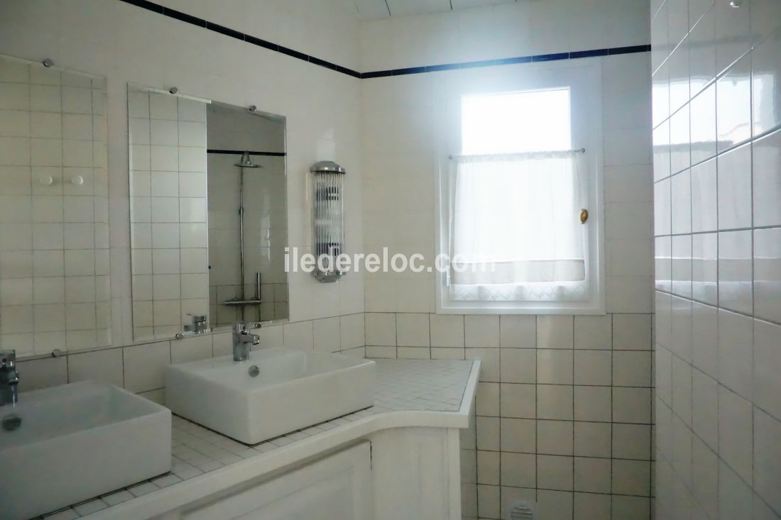 Photo 15 : SALLEDEBAIN d'une maison situ&eacute;e &agrave; Les Portes-en-R&eacute;, &icirc;le de R&eacute;.