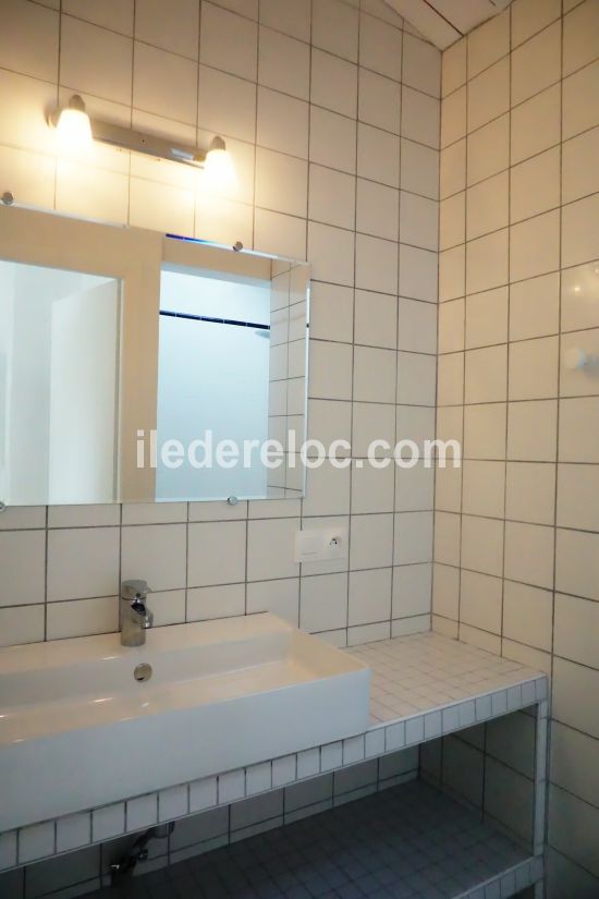 Photo 12 : SALLEDEBAIN d'une maison situ&eacute;e &agrave; Les Portes-en-R&eacute;, &icirc;le de R&eacute;.