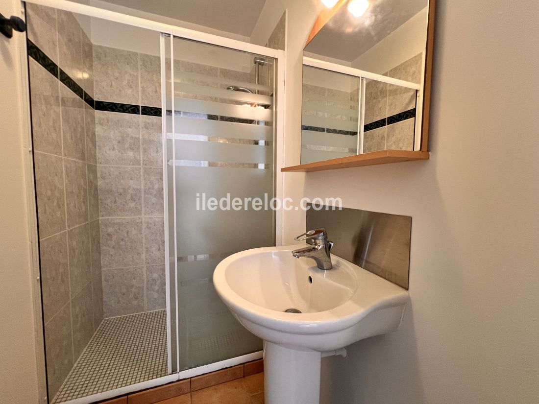 Photo 11 : SALLEDEBAIN d'une maison situ&eacute;e &agrave; Sainte-Marie-de-R&eacute;, &icirc;le de R&eacute;.
