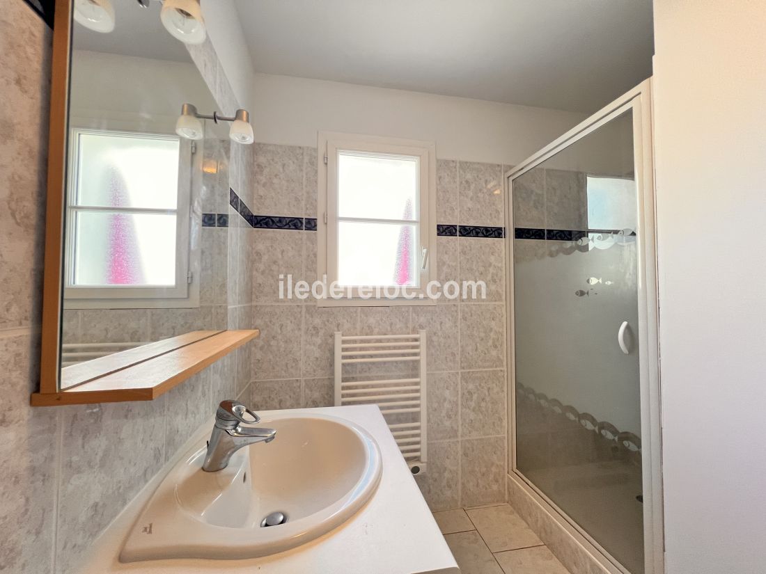 Photo 10 : SALLEDEBAIN d'une maison situ&eacute;e &agrave; Sainte-Marie-de-R&eacute;, &icirc;le de R&eacute;.