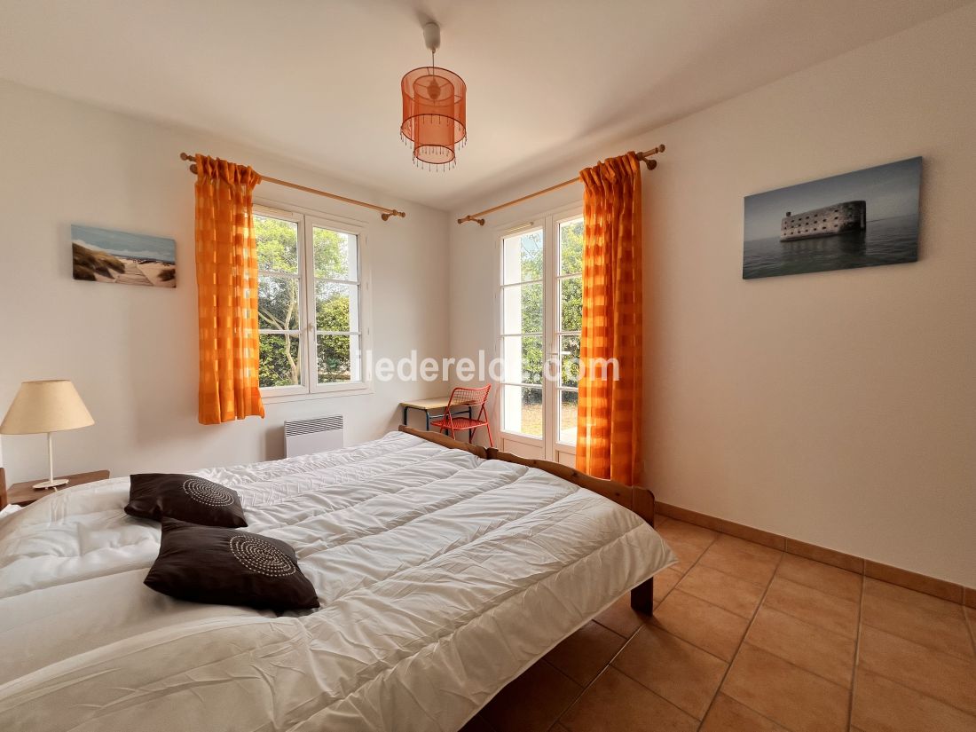 Photo 6 : CHAMBRE d'une maison situ&eacute;e &agrave; Sainte-Marie-de-R&eacute;, &icirc;le de R&eacute;.