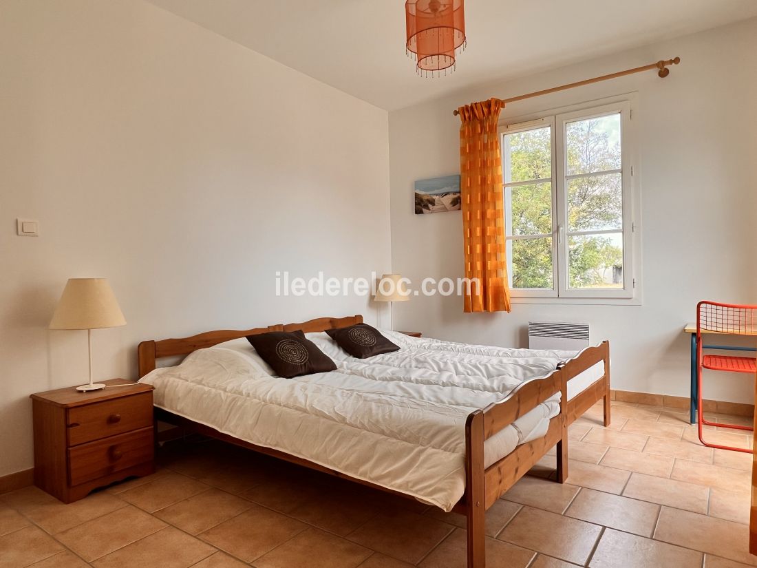 Photo 7 : CHAMBRE d'une maison situ&eacute;e &agrave; Sainte-Marie-de-R&eacute;, &icirc;le de R&eacute;.