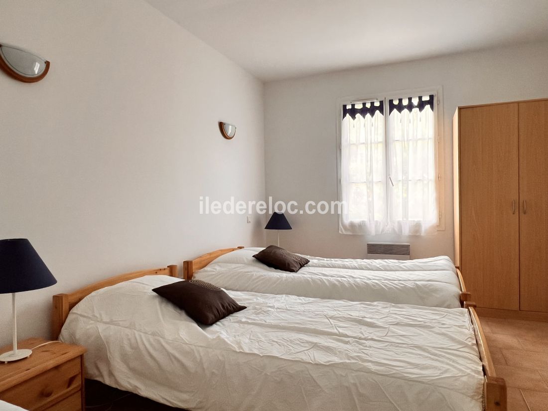 Photo 9 : CHAMBRE d'une maison situ&eacute;e &agrave; Sainte-Marie-de-R&eacute;, &icirc;le de R&eacute;.