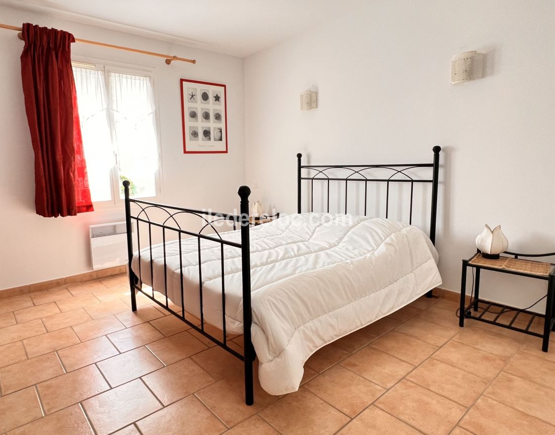 Photo 8 : CHAMBRE d'une maison situ&eacute;e &agrave; Sainte-Marie-de-R&eacute;, &icirc;le de R&eacute;.