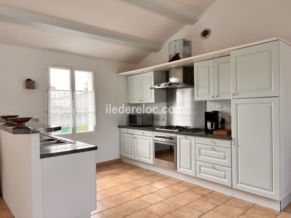 Photo 5 : CUISINE d'une maison situ&eacute;e &agrave; Sainte-Marie-de-R&eacute;, &icirc;le de R&eacute;.