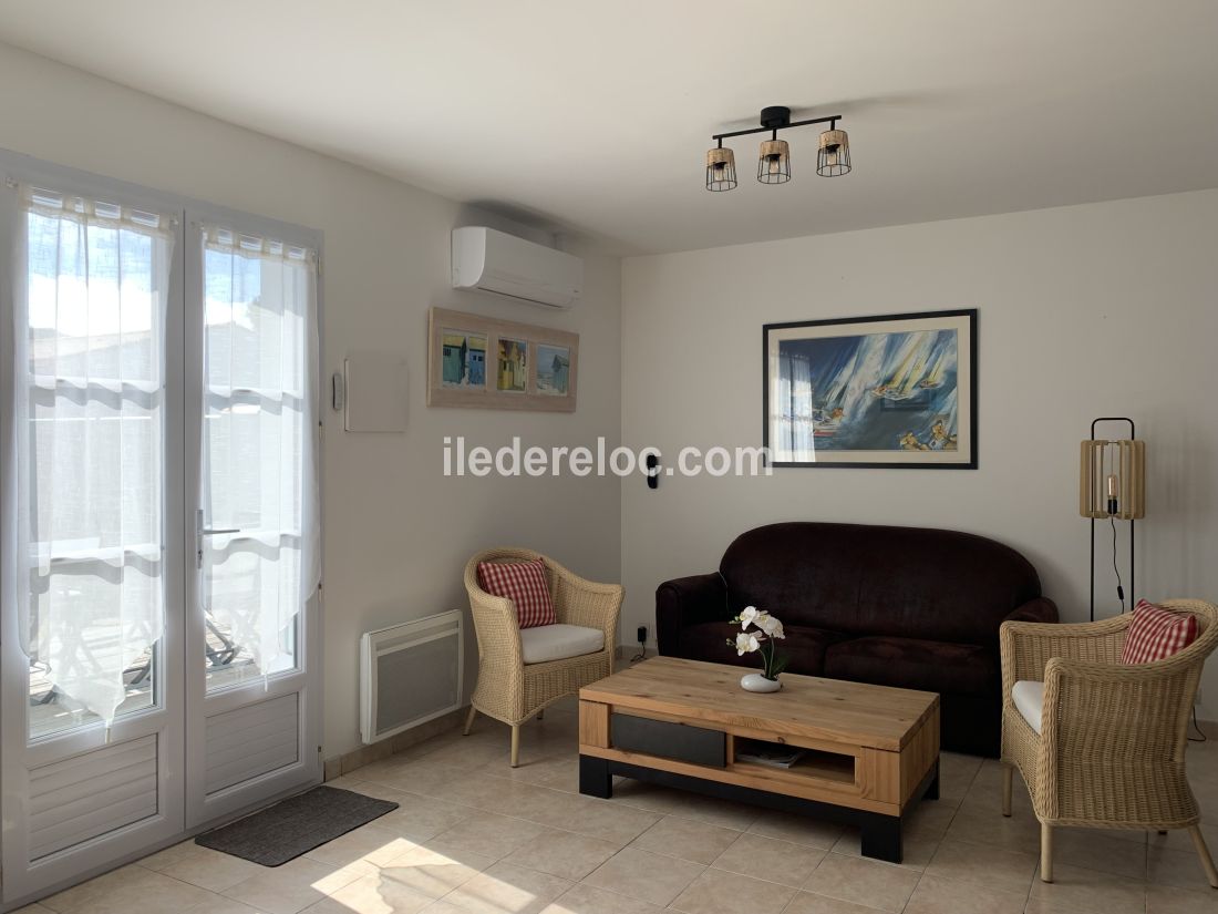 Photo 5 : SEJOUR d'une maison situ&eacute;e &agrave; Le Bois-Plage-en-R&eacute;, &icirc;le de R&eacute;.