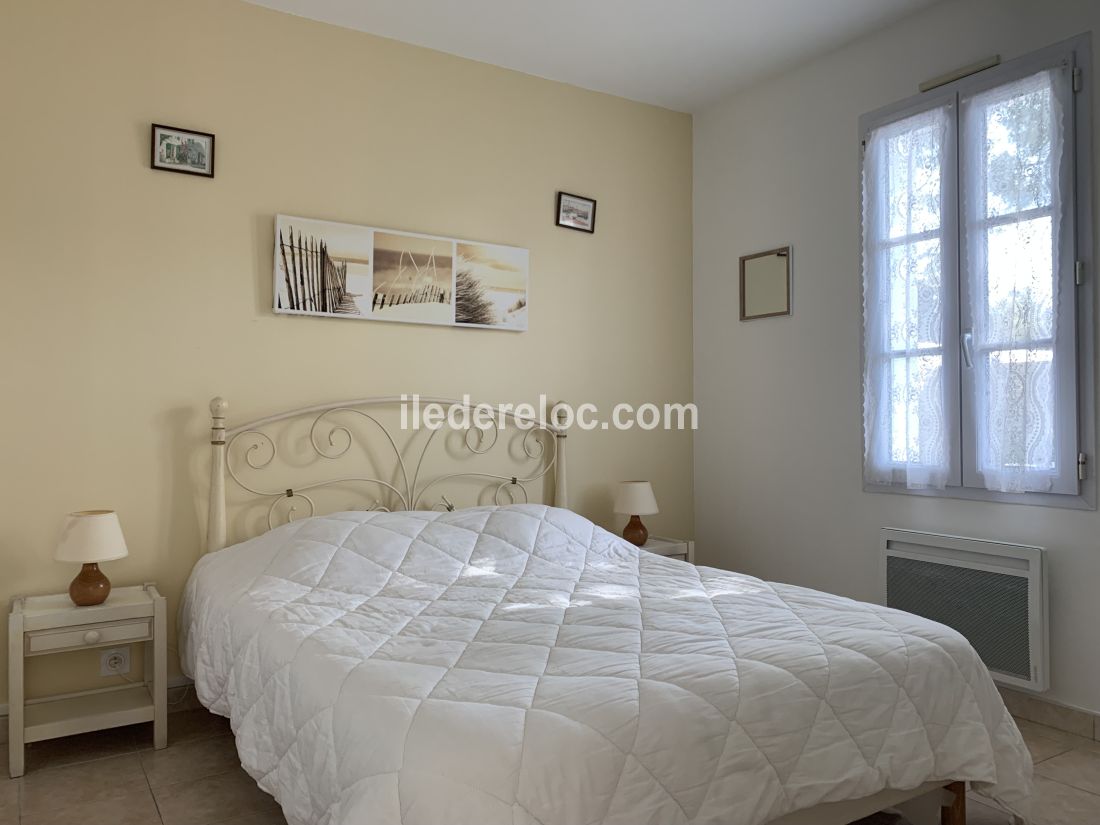 Photo 9 : CHAMBRE d'une maison situ&eacute;e &agrave; Le Bois-Plage-en-R&eacute;, &icirc;le de R&eacute;.