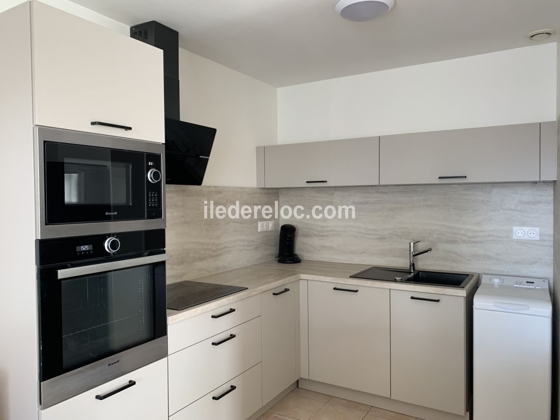 Photo 7 : CUISINE d'une maison situ&eacute;e &agrave; Le Bois-Plage-en-R&eacute;, &icirc;le de R&eacute;.