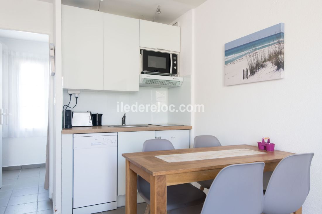 Photo 4 : CUISINE d'une maison situ&eacute;e &agrave; La Flotte-en-R&eacute;, &icirc;le de R&eacute;.