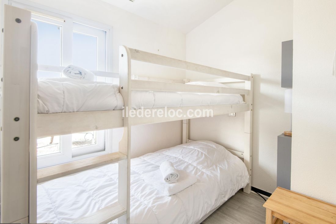 Photo 9 : CHAMBRE d'une maison situ&eacute;e &agrave; La Flotte-en-R&eacute;, &icirc;le de R&eacute;.