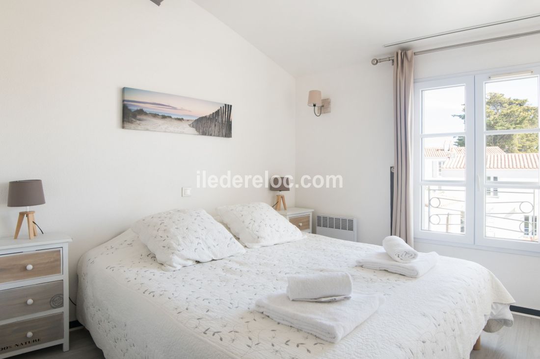 Photo 6 : CHAMBRE d'une maison situ&eacute;e &agrave; La Flotte-en-R&eacute;, &icirc;le de R&eacute;.