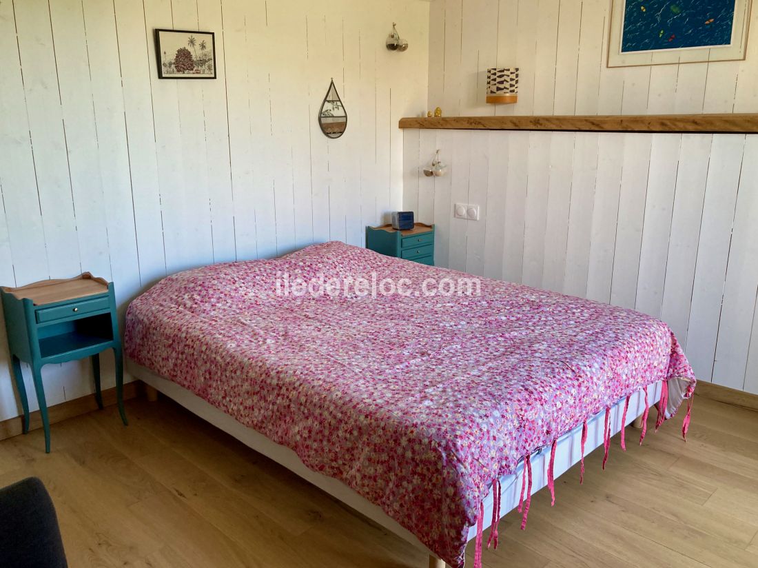 Photo 13 : CHAMBRE d'une maison situ&eacute;e &agrave; Sainte-Marie-de-R&eacute;, &icirc;le de R&eacute;.