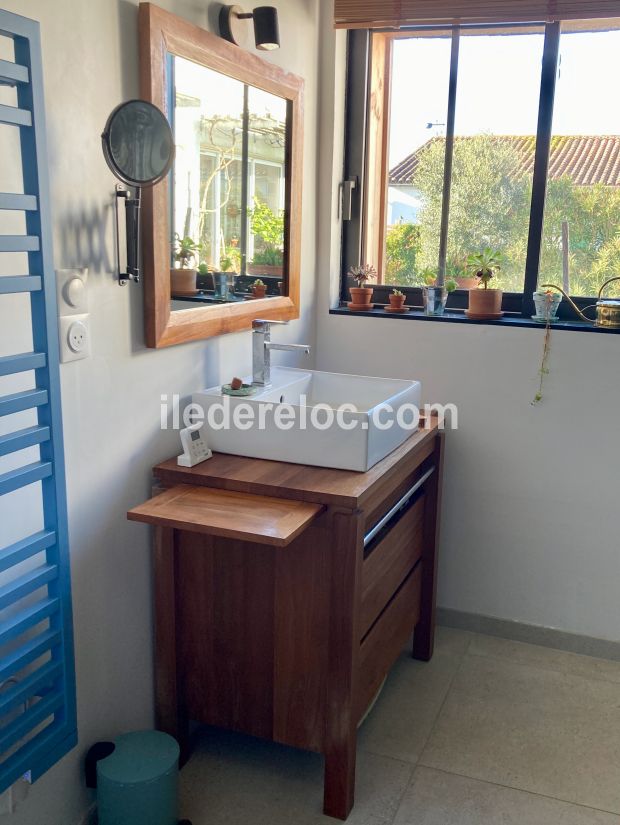 Photo 14 : SALLEDEBAIN d'une maison situ&eacute;e &agrave; Sainte-Marie-de-R&eacute;, &icirc;le de R&eacute;.