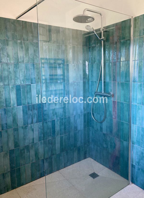 Photo 15 : SALLEDEBAIN d'une maison situ&eacute;e &agrave; Sainte-Marie-de-R&eacute;, &icirc;le de R&eacute;.