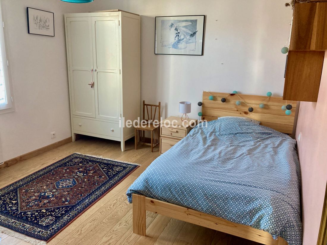 Photo 20 : CHAMBRE d'une maison situ&eacute;e &agrave; Sainte-Marie-de-R&eacute;, &icirc;le de R&eacute;.