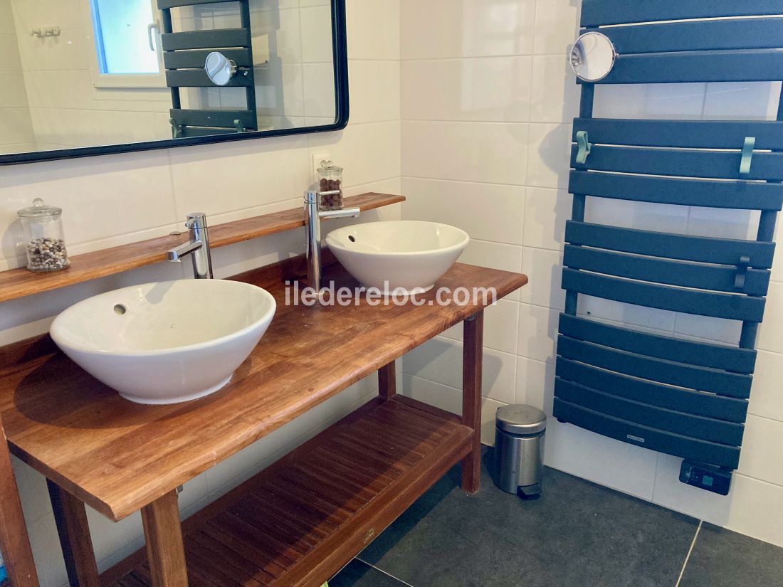 Photo 26 : SALLEDEBAIN d'une maison situ&eacute;e &agrave; Sainte-Marie-de-R&eacute;, &icirc;le de R&eacute;.