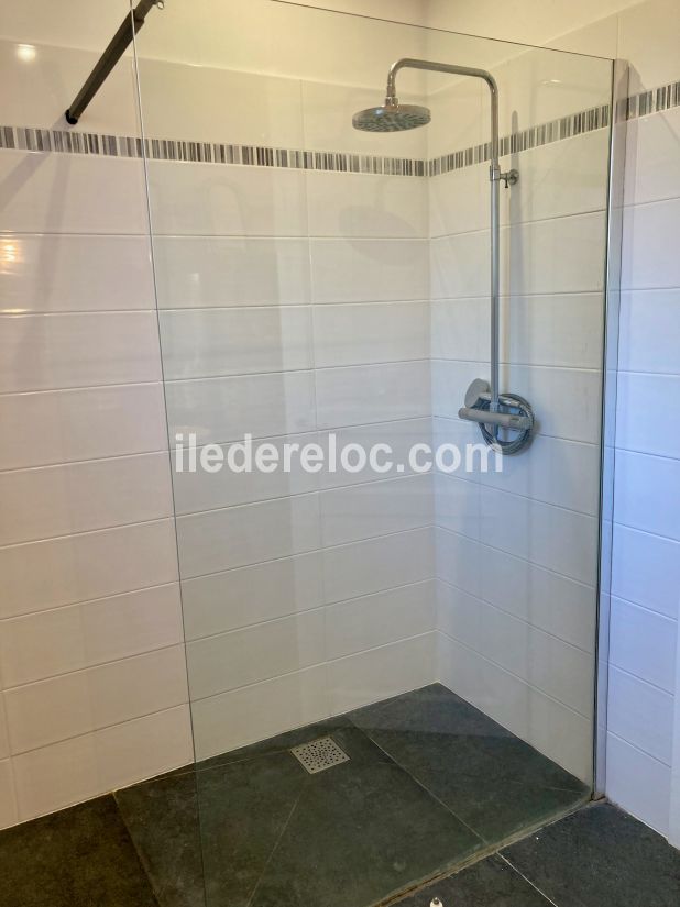 Photo 27 : SALLEDEBAIN d'une maison situ&eacute;e &agrave; Sainte-Marie-de-R&eacute;, &icirc;le de R&eacute;.