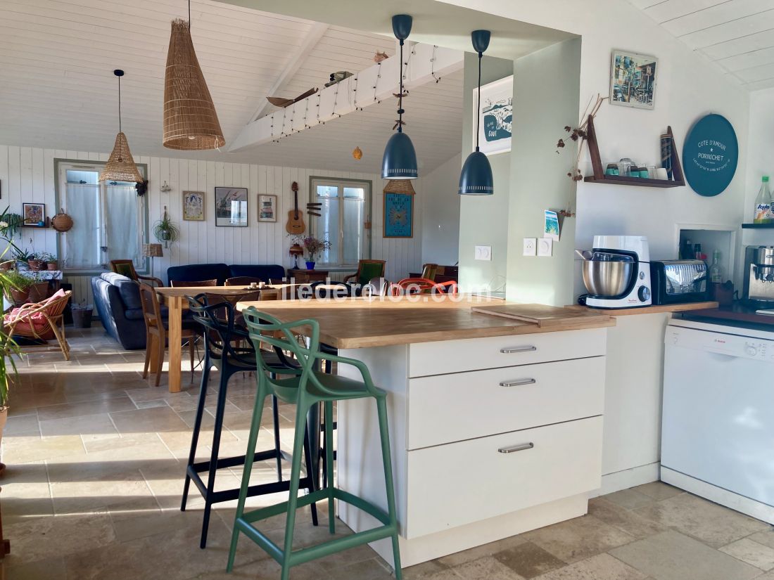 Photo 9 : CUISINE d'une maison situ&eacute;e &agrave; Sainte-Marie-de-R&eacute;, &icirc;le de R&eacute;.